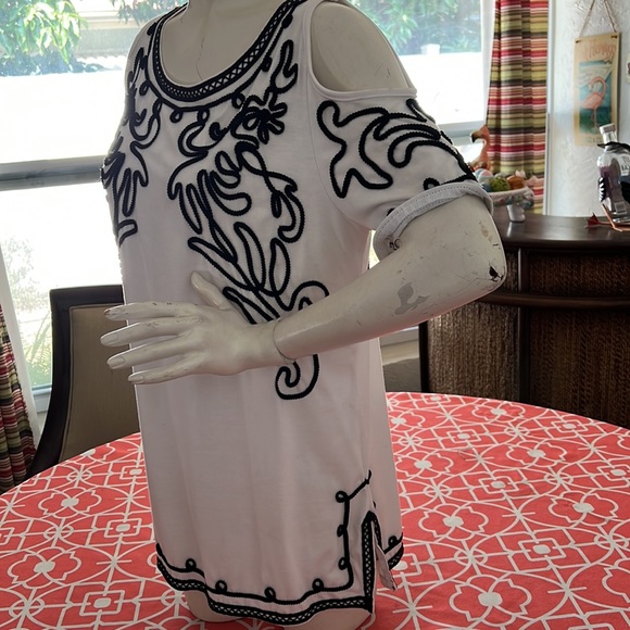 Open shoulder tunic top.  Size M - Picture 2 of 5